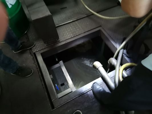 أداة الماكينة المتنقلة OEM حاوية المياه قطع السائل مكسر آلة