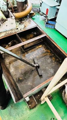 المكنسة الكهربائية متعددة الوظائف في ورشة العمل، قادرة على امتصاص الماء والارض